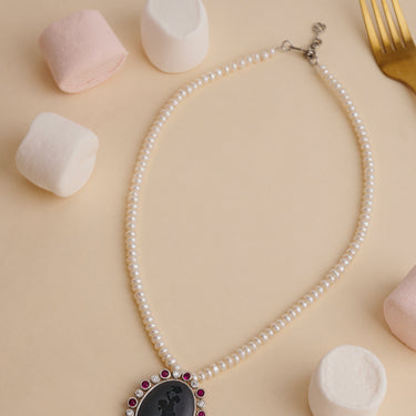 Scarlett Eve Pearl Necklace